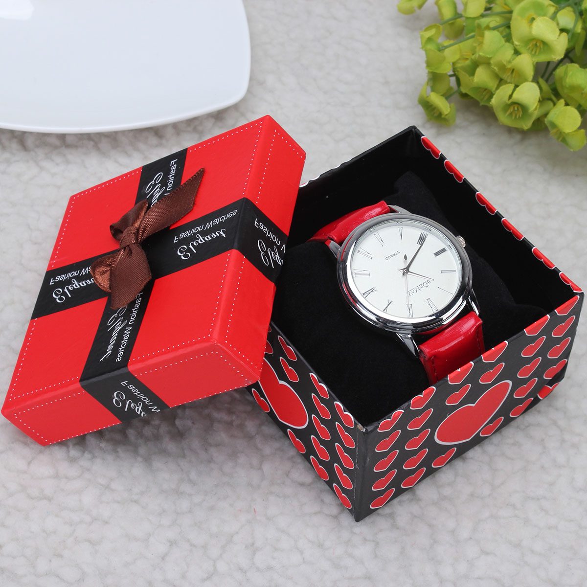 Часы в магазине в коробке. Часы в подарок. Часы в коробочке. Часы в подарочной упаковке. Для часов подарок.